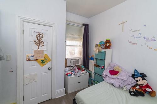49 Victoria Avenue S, Hamilton, ON - Indoor Photo Showing Bedroom
