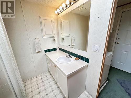 11 208 8Th Street, 100 Mile House, BC - Indoor Photo Showing Bathroom