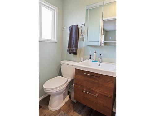 1124 Erickson Street, Creston, BC - Indoor Photo Showing Bathroom
