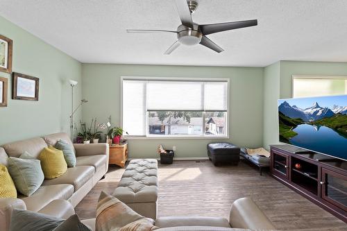1124 Erickson Street, Creston, BC - Indoor Photo Showing Living Room