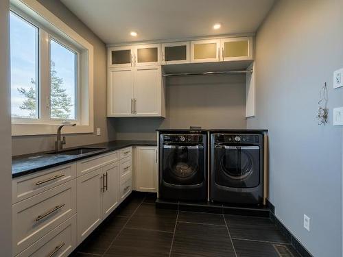 1710 Primrose Crt, Kamloops, BC - Indoor Photo Showing Laundry Room