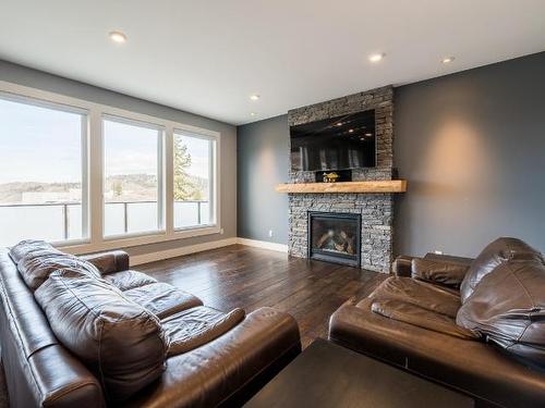 1710 Primrose Crt, Kamloops, BC - Indoor Photo Showing Living Room With Fireplace