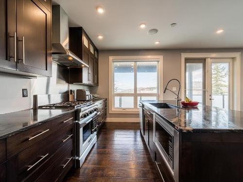 1710 Primrose Crt, Kamloops, BC - Indoor Photo Showing Kitchen With Upgraded Kitchen