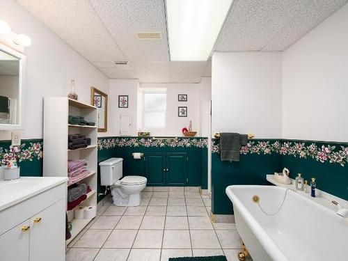 6978 Watson Drive, Kamloops, BC - Indoor Photo Showing Bathroom