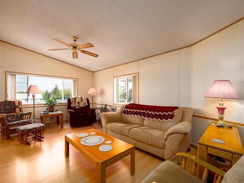 6978 Watson Drive, Kamloops, BC - Indoor Photo Showing Living Room