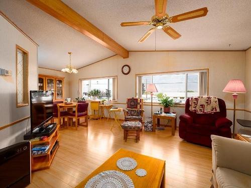 6978 Watson Drive, Kamloops, BC - Indoor Photo Showing Living Room
