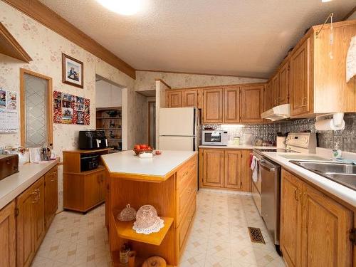 6978 Watson Drive, Kamloops, BC - Indoor Photo Showing Kitchen