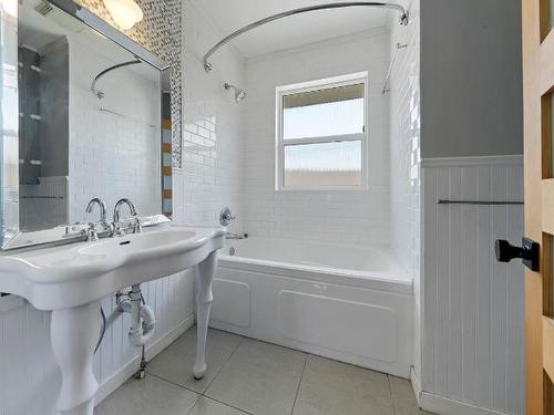 2248 Valleyview Drive, Kamloops, BC - Indoor Photo Showing Bathroom