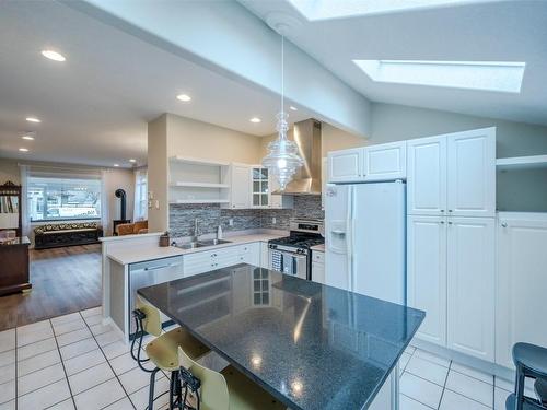 564 Papineau Street, Penticton, BC - Indoor Photo Showing Kitchen
