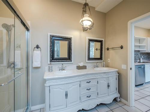 564 Papineau Street, Penticton, BC - Indoor Photo Showing Bathroom