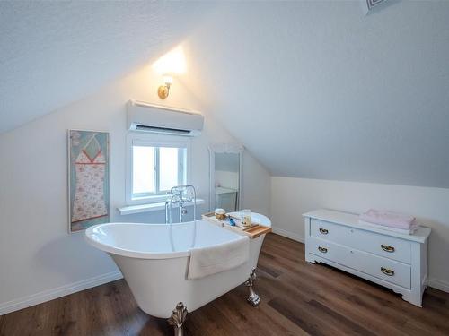 564 Papineau Street, Penticton, BC - Indoor Photo Showing Bathroom