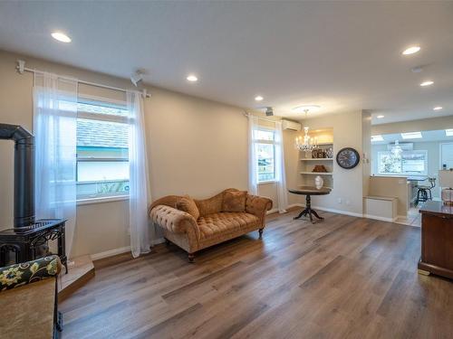 564 Papineau Street, Penticton, BC - Indoor Photo Showing Living Room