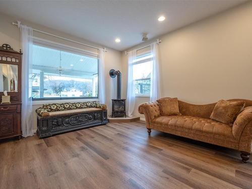 564 Papineau Street, Penticton, BC - Indoor Photo Showing Living Room