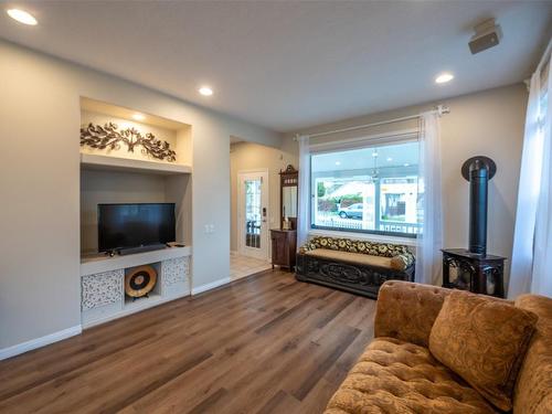 564 Papineau Street, Penticton, BC - Indoor Photo Showing Living Room