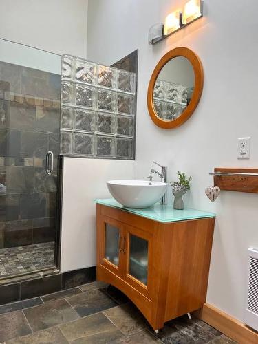 2634 Gore Street, Kelowna, BC - Indoor Photo Showing Bathroom
