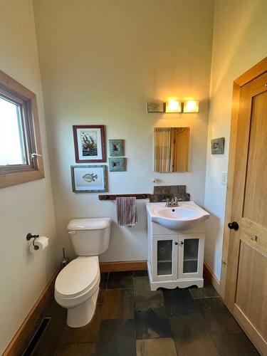 2634 Gore Street, Kelowna, BC - Indoor Photo Showing Bathroom