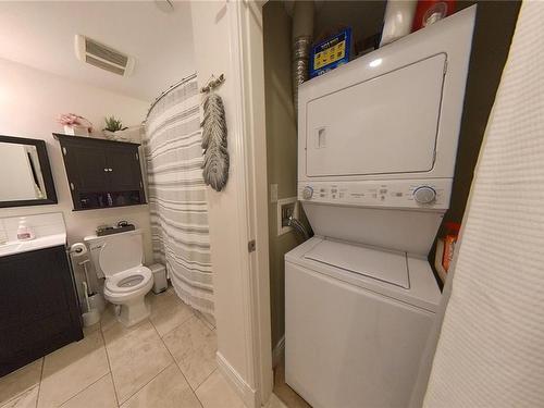 213-1325 Bear Mountain Pkwy, Langford, BC - Indoor Photo Showing Laundry Room