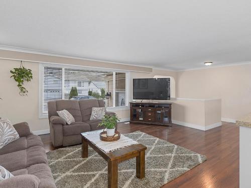 140 Molnar Road, Kelowna, BC - Indoor Photo Showing Living Room