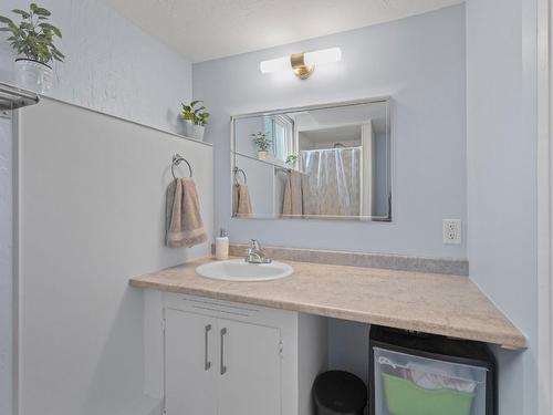 140 Molnar Road, Kelowna, BC - Indoor Photo Showing Bathroom
