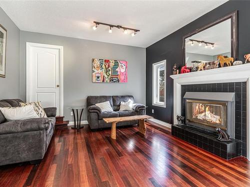 970 Colonia Dr, Ladysmith, BC - Indoor Photo Showing Living Room With Fireplace