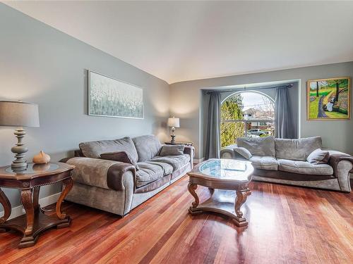 970 Colonia Dr, Ladysmith, BC - Indoor Photo Showing Living Room