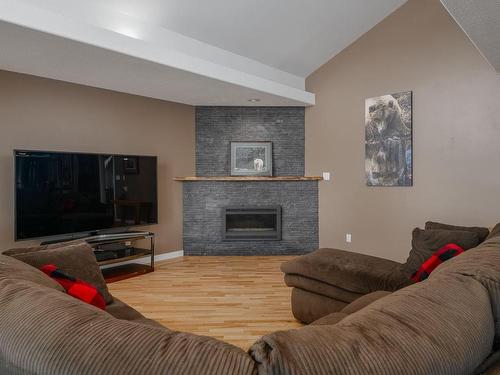5375 Bayshore Dr, Nanaimo, BC - Indoor Photo Showing Living Room With Fireplace