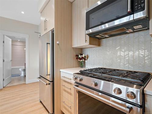 406-2500 Hackett Cres, Central Saanich, BC - Indoor Photo Showing Kitchen With Upgraded Kitchen
