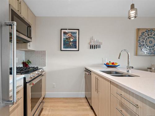 406-2500 Hackett Cres, Central Saanich, BC - Indoor Photo Showing Kitchen With Double Sink