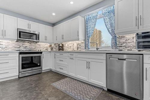 Beautifully updated kitchen - 301 Frances Avenue|Unit #203, Stoney Creek, ON - Indoor Photo Showing Kitchen With Upgraded Kitchen