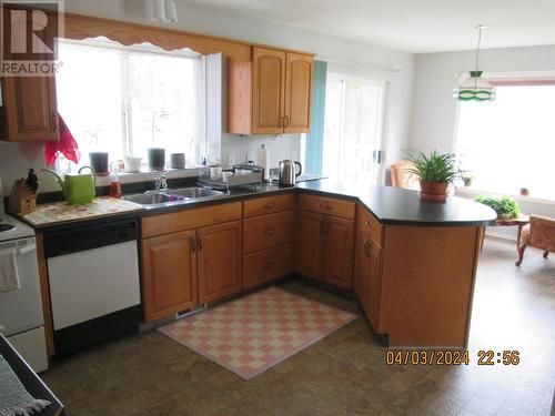 4400 10 Avenue Ne, Salmon Arm, BC - Indoor Photo Showing Kitchen With Double Sink