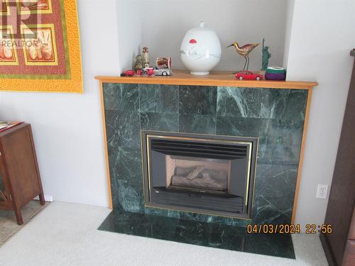 4400 10 Avenue Ne, Salmon Arm, BC - Indoor With Fireplace