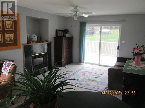 4400 10 Avenue Ne, Salmon Arm, BC - Indoor With Fireplace
