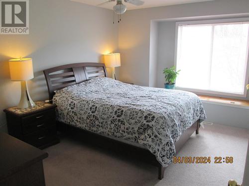 4400 10 Avenue Ne, Salmon Arm, BC - Indoor Photo Showing Bedroom