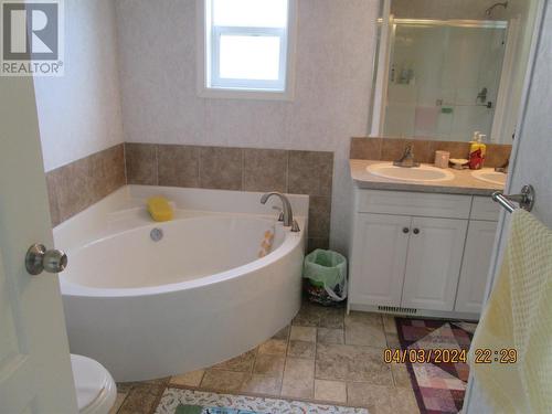 4400 10 Avenue Ne, Salmon Arm, BC - Indoor Photo Showing Bathroom