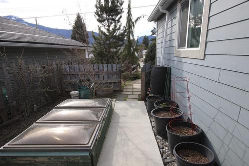 505 3A Avenue, Nakusp, BC - Outdoor With Exterior