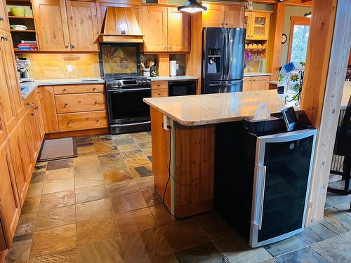 788 Lakeview Road, Invermere, BC - Indoor Photo Showing Kitchen
