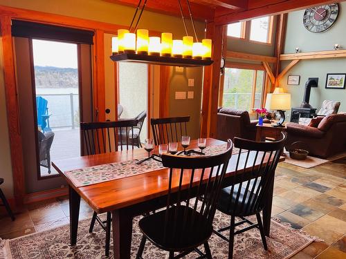 788 Lakeview Road, Invermere, BC - Indoor Photo Showing Living Room