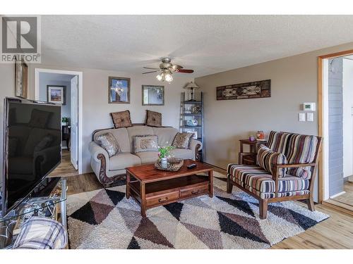 4939 Timothy Lake Road, Lac La Hache, BC - Indoor Photo Showing Living Room