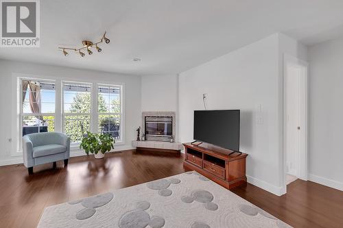 538 Holbrook Road E, Kelowna, BC - Indoor Photo Showing Living Room With Fireplace