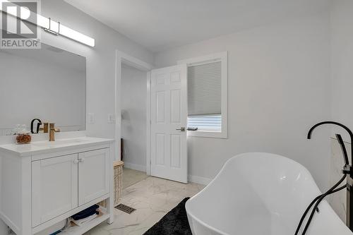 538 Holbrook Road E, Kelowna, BC - Indoor Photo Showing Bathroom