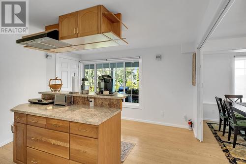 538 Holbrook Road E, Kelowna, BC - Indoor Photo Showing Kitchen