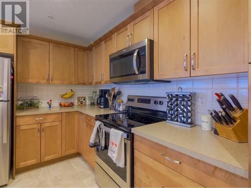 3388 Skaha Lake Road Unit# 403, Penticton, BC - Indoor Photo Showing Kitchen