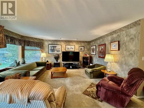 3677 Braelyn Road, Tappen, BC - Indoor Photo Showing Living Room