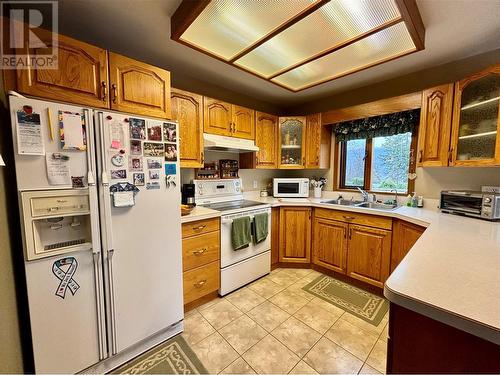 3677 Braelyn Road, Tappen, BC - Indoor Photo Showing Kitchen With Double Sink