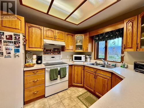 3677 Braelyn Road, Tappen, BC - Indoor Photo Showing Kitchen With Double Sink