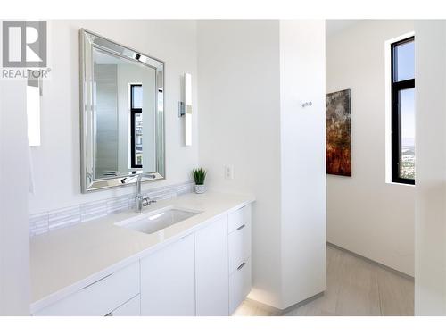 1364 Mine Hill Drive, Kelowna, BC - Indoor Photo Showing Bathroom