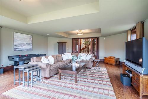 76 Oak Avenue, Dundas, ON - Indoor Photo Showing Living Room