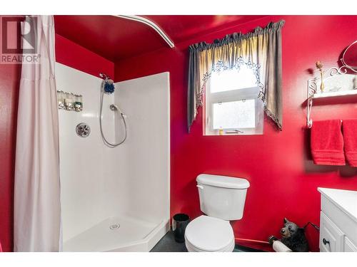 7688 Mountain Drive, Anglemont, BC - Indoor Photo Showing Bathroom