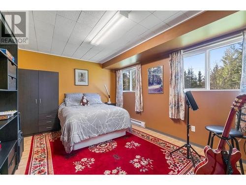 7688 Mountain Drive, Anglemont, BC - Indoor Photo Showing Bedroom