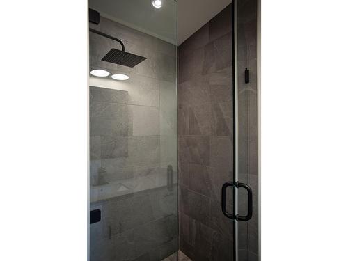 922 Sixth Street, Nelson, BC - Indoor Photo Showing Bathroom